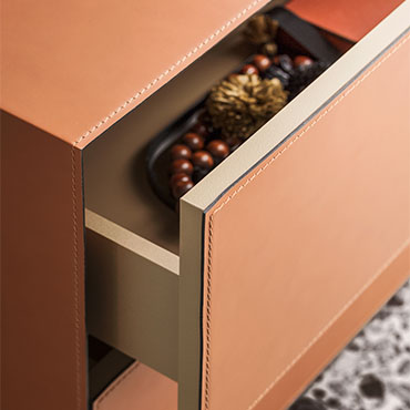 dettaglio cassetto comodino con rivestimento in cuoio arancione e cuciture comodino norma pianca