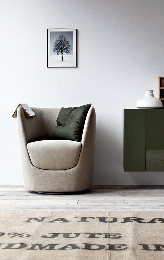 armchair with rotating base made of metal