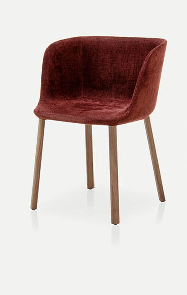 esse sedia accogliente con braccioli imbottita in velluto rosso con gambe in legno pianca