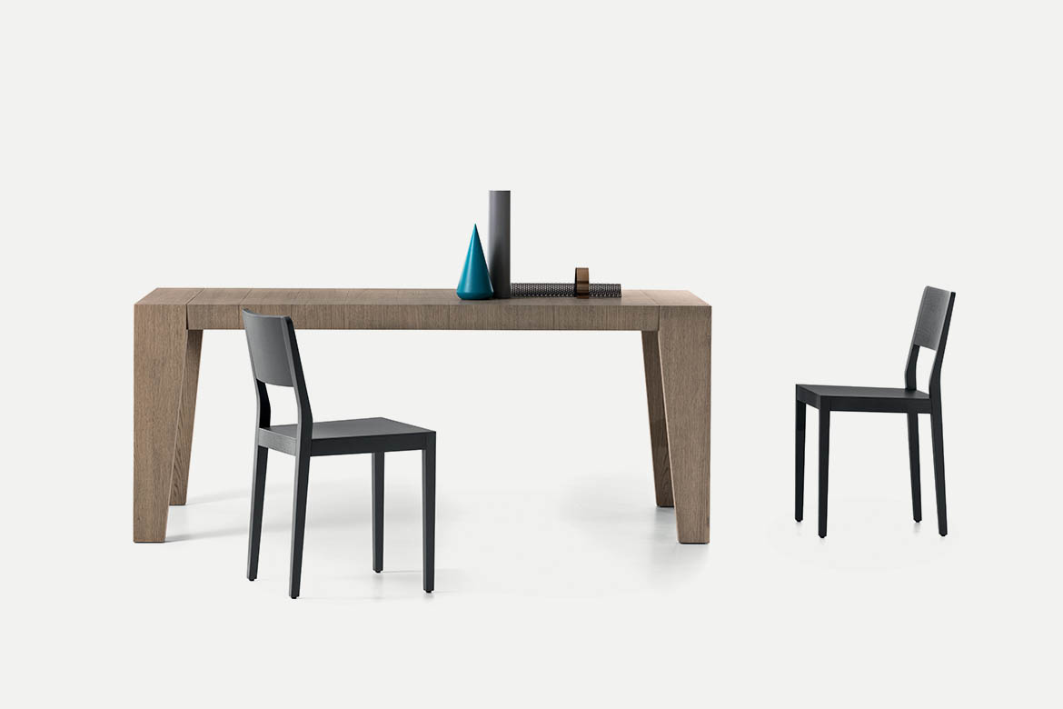 tavolo in legno chiaro cartagena e sedie in legno verniciate nere