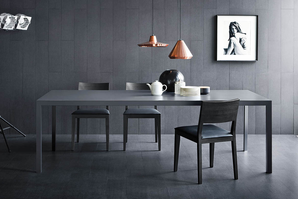 tavolo soffio in alluminio su misura e sedie in legno con sedute imbottite