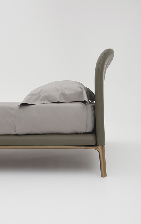 letto con gambe in metallo e rivestimento in pelle sostenibiledesign Philippe Tabet