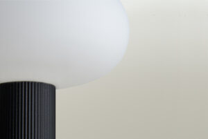 lampada moderna di design con calotta in vetro opalino