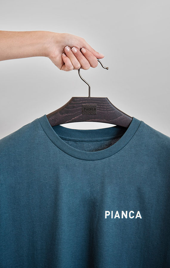 Pianca distribuisce ai suoi dipendenti magliette incotone biologico