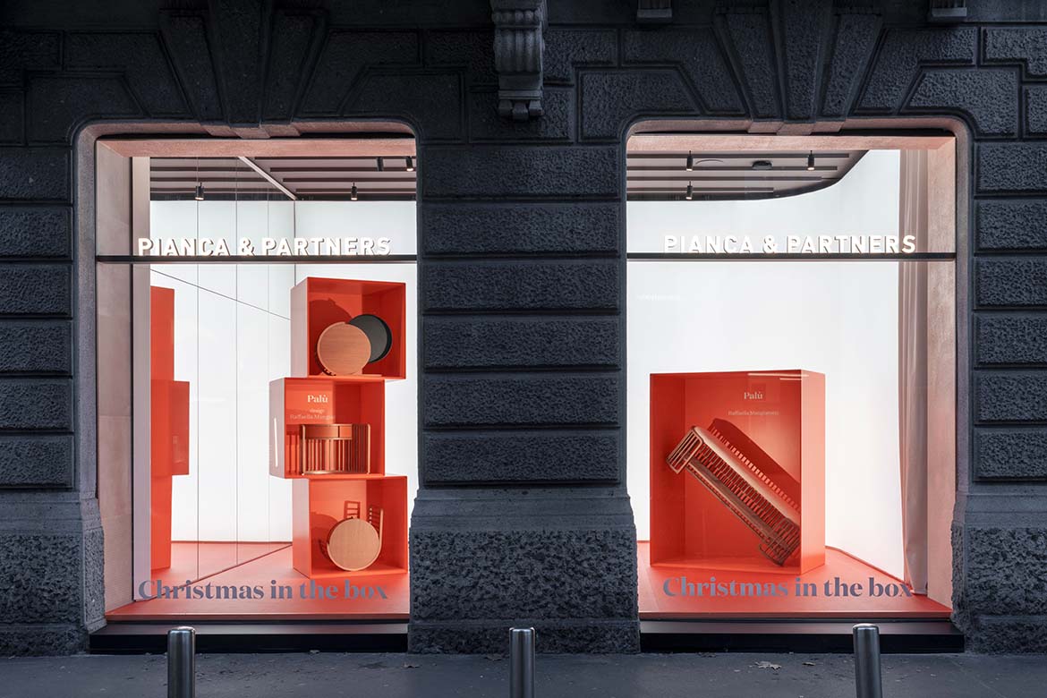 Pianca&Partners allestita la vetrina del negozio di milano in via porta tenaglia con i prodotti della designer Raffaella Mangiarotti-Christmas in the box per Pianca