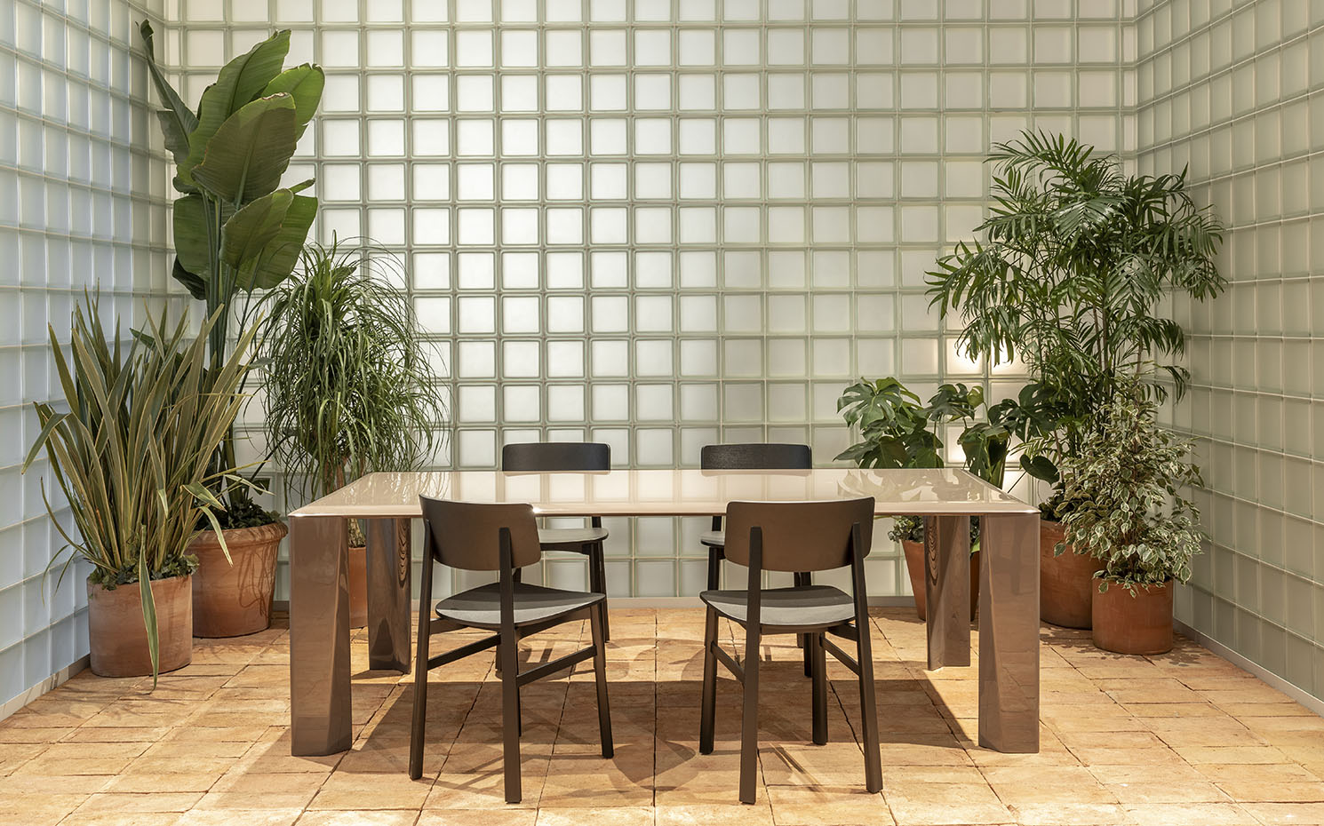 tavolo enea in laccato lucido e sedie in legno massello moderne design Federica Biasi per Pianca