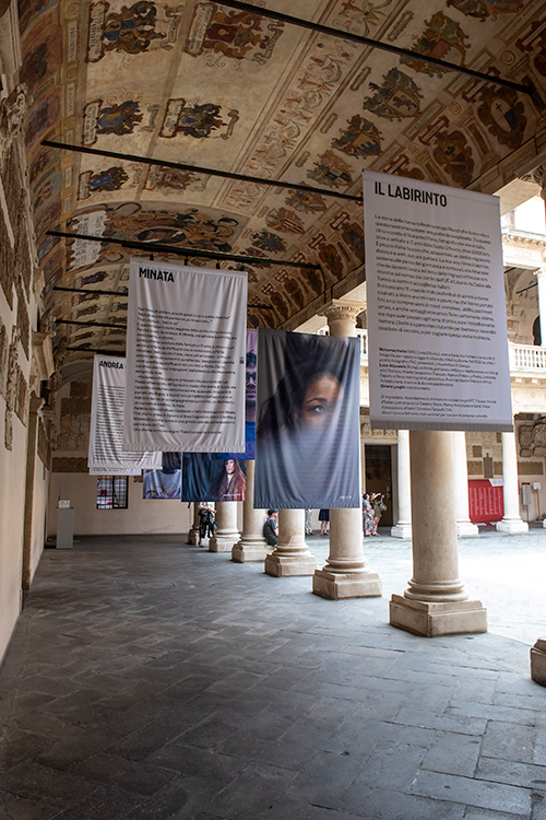 Installazione con ritratti e testi di rifugiati nella mostra “Out of Place” a Padova.