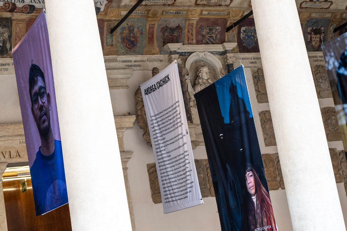 Installazione con ritratti e testi di rifugiati nella mostra “Out of Place” a Padova.