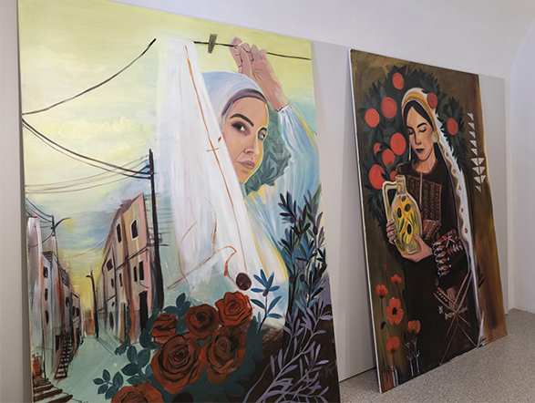 Dipinti raffiguranti donne e identità culturali esposti nella mostra “Out of Place”.