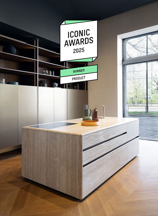 Cucina Orizzonte Pianca con isola in travertino, vincitrice Iconic Design Award 2025, design contemporaneo ed ecosostenibile.
