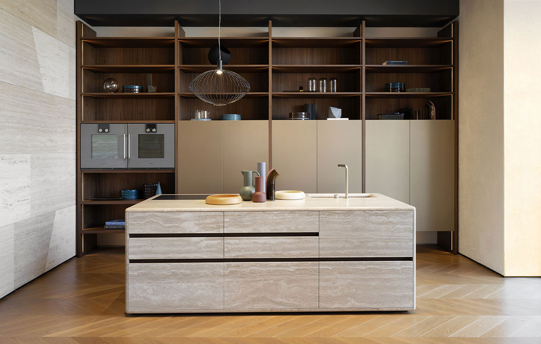 Cucina Orizzonte di Pianca con isola in travertino e colonne attrezzate, design moderno premiato Iconic Design Award 2025.