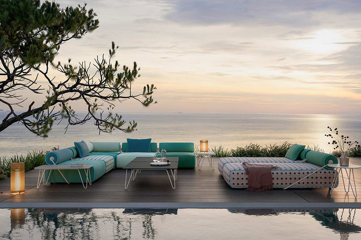 Divano da esterno Levante di Pianca a bordo piscina con vista mare, arredo outdoor di design sostenibile e completamente disassemblabile.