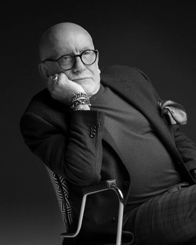 Ritratto del designer Pier Luigi Frighetto, autore della sedia Elide per Pianca, premiata con l’Archiproducts Design Award 2025.