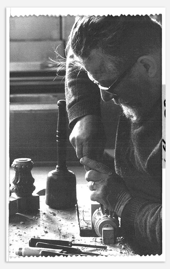 Artigiano del legno Pianca al lavoro in laboratorio, lavorazione manuale e tradizione del mobile Made in Italy.