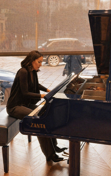 Gloria Campaner al pianoforte durante DAMA by Pianca, performance musicale al Fuorisalone 2026 tra arte e architettura.