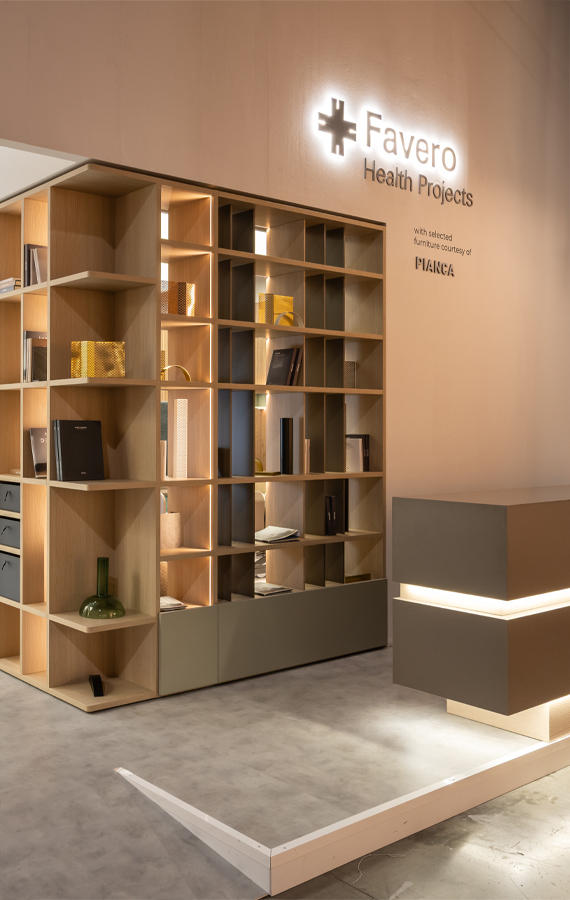 Reception Favero Health Projects al Salone del Mobile 2026 con arredi Pianca, progetto per spazi healthcare contemporanei.