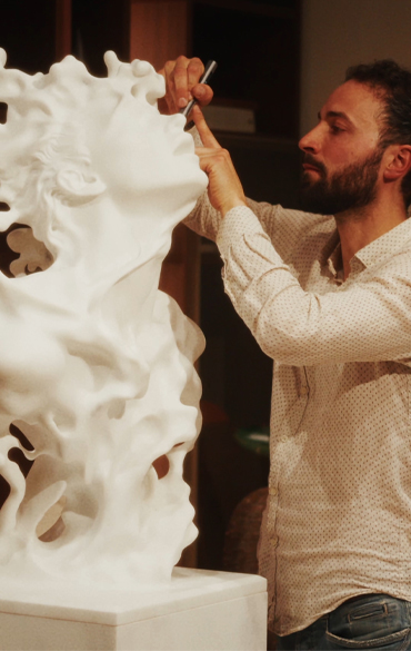 Riccardo Gatti realizza una scultura dal vivo durante DAMA Pianca, performance artistica alla Milan Design Week 2026.