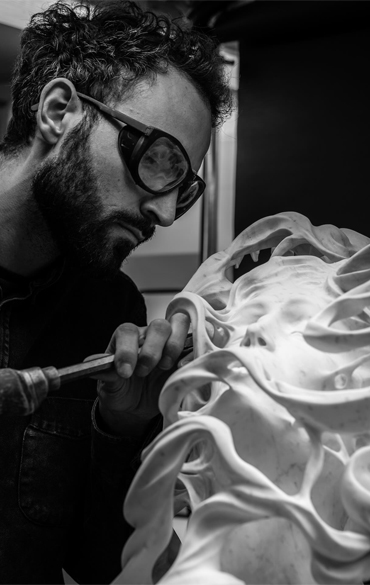 Riccardo Gatti scultore al lavoro sulla materia, protagonista dell’evento DAMA Pianca durante la Milan Design Week 2026.