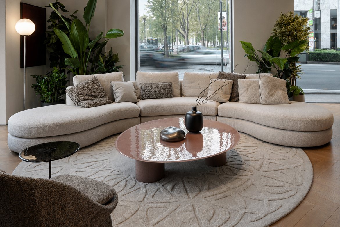 Divano Giona con tavolini Laguna di Pianca nello showroom Milano, living contemporaneo durante la Design Week 2026.