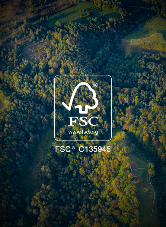 Marchio FSC® con codice C135945 su una veduta aerea della foresta, simbolo dell’impegno Pianca per una filiera responsabile.